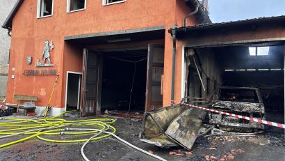 Bild: sbö
Das Iffelsdorfer Feuerwehrhaus ist nach einem Brand ein Totalschaden, schätzt die Polizei vor Ort am Donnerstag.
