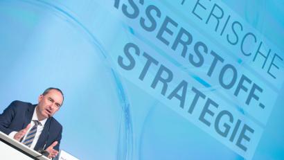 Bild: Timm Schamberger/dpa
Wirtschaftsminister Hubert Aiwanger im Jahr 2020 bei der Vorstellung der bayerischen Wasserstoffstrategie. (Archivbild)