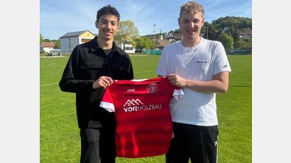 Bild: TSV Tännesberg
Sportlicher Leiter Lucio Lobinger (rechts) präsentiert Neuzugang Daniel Kutlak (links), der von der SpVgg SV Weiden II zum TSV Tännesberg wechselt.