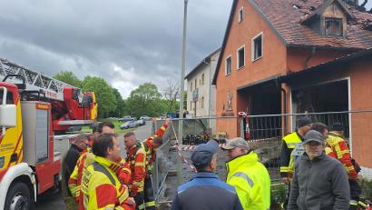 Bild: bl
Noch Stunden nachdem der Brand gelöscht ist, stehen Helfer und Anwohner bestürzt vor der Ruine des Feuerwehrhauses im Pfreimder Ortsteil Untersteinbach. In wenigen Wochen sollte auf der Wiese nebenan das 150-jährige Bestehen der Feuerwehr Iffelsdorf gefeiert werden.