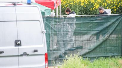 Bild: Jason Tschepljakow/dpa
Der Leichenfundort wurde großräumig abgesperrt.