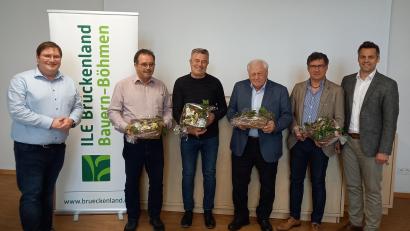 Bild: Katharina Haas
Bürgermeister und ILE Vorsitzender Rudolf J. Teplitzky (von rechts) verabschiedete die Bürgermeister Gerald Reiter, Johann Wilhelm, Reiner Gäbl und Manfred Dirscherl zusammen mit ILE-Manager Christian Karl.