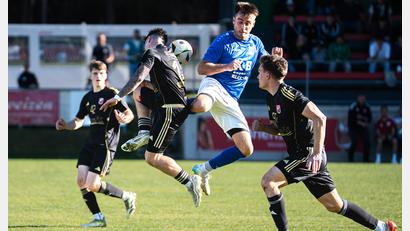 Bild: Hannah Dirscherl
Der SC Luhe-Wildenau (schwarze Trikots) bereitet sich am letzten Spieltag auf die Abstiegsrelegation vor, für den TuS Rosenberg geht es um das Erreichen der Relegation zur Bezirksliga.