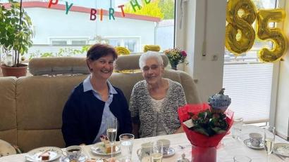 Bild: Tanja Kippes
Bürgermeisterin Tanja Kippes gratuliert Waltraud Neubauer (rechts) zum 85. Geburtstag.