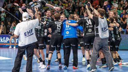 Bild: Andreas Gora/dpa
Die Füchse Berlin feierten ausgelassen den Halbfinal-Einzug.