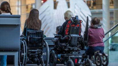 Bild: Michael Kappeler/dpa
Wie kann da Leben für Menschen mit Behinderungen alltagstauglicher werden? Der Bundestag berät nun über das Behindertengleichstellungsgesetz.