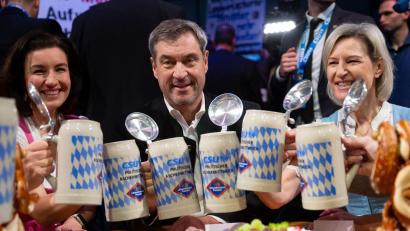 Bild: Sven Hoppe/dpa
Angelika Niebler (r) ist eine der Stellvertreterinnen von CSU-Parteichef Markus Söder. Hier ist sie rechts zu sehen, wie sie mit Söder und Dorothee Bär (l) beim Politischen Aschermittwoch anstößt. (Archivbild)