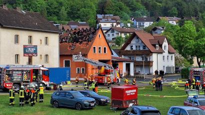 Bild: bl
Das Feuer zerstörte den Dachstuhl des Feuerwehrhauses in Iffelsdorf.