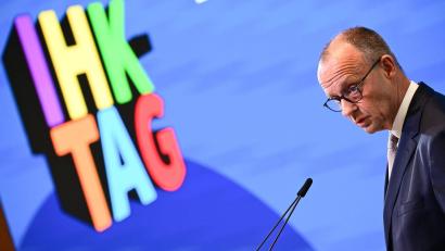 Bild: Sebastian Christoph Gollnow/dpa
Zwei klare Ansagen macht Merz beim IHK-Tag mit Blick auf die anstehende Steuerreform.