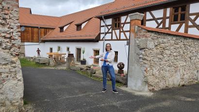 Bild: ubb
Hereinspaziert: Tanja Wild, die neue Cafébetreiberin der Hammermühle, lädt herzlich zur offiziellen Eröffnung ihrer Gaststätte ein.