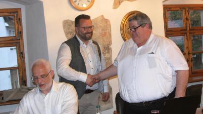 Bild: wro
Zweiter Bürgermeister bleibt Hubert Schedl (rechts), zur erneuten Wahl gratulierte Bürgermeister Matthias Grundler. Auf einen offiziell ernannten Dritten Bürgermeister verzichtete das Gremium.