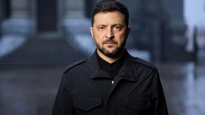 Bild: -/Press Service Of The President Of Ukraine/AP/dpa
Selenskyj rechtfertigt ukrainische Drohnenangriffe als Reaktion auf russische Attacken. (Archivbild)