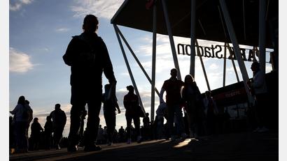 Bild: Philipp von Ditfurth/dpa
Fans kommen zum Stadion zu dem Europa League Spiel zwischen SC Freiburg - SC Braga in Freiburg im Breisgau.