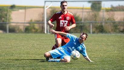 Bild: Hannah Dirscherl
Noch einmal alles reinhauen: Die DJK Ensdorf (blau) ist bereits sicher in der Relegation zur Kreisliga.