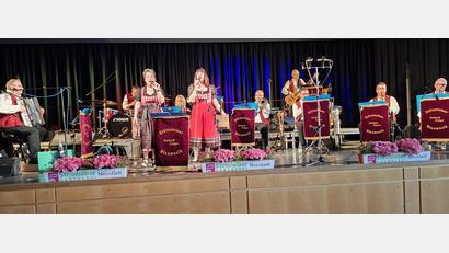 Bild: mas
Beste instrumentale und gesangliche Unterhaltung bot die Störnsteiner Blasmusik unter Leitung von Gerhard Träger beim Benefizkonzert in der Neustädter Stadthalle.