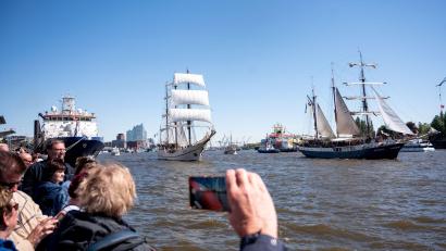Bild: Daniel Bockwoldt/dpa
Schiffe fahren während der Einlaufparade zum Hamburger Hafengeburtstag auf der Elbe