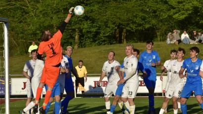 Bild: Hans Mark
Schwarzenfelds Torhüter Stefan Seitz und seine Teamkollegen (weiße Trikots) empfangen den FC Viehhausen.