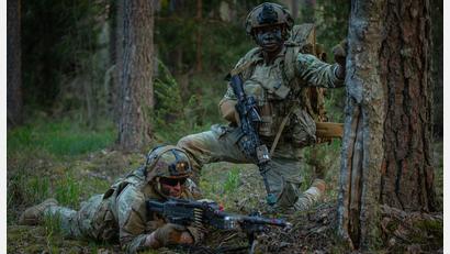 Bild: Sgt. Max Elliott/US Army
Das Bild vom 5. Mai zeigt zwei Soldaten der Stryker-Brigade in Litauen.