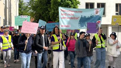 Bild: Susanne Schwab
"Menschenrechte sind nicht verhandelbar." Darauf machten die Mitarbeitenden der Lebenshilfe sowie die von ihnen betreuten Menschen im Rahmen des 34. Europäischen Protesttages zur Gleichstellung von Menschen mit Behinderung aufmerksam.