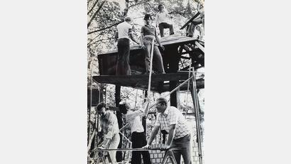 Bild: Archiv AZ
Im Jahr 1977 arbeiteten die Holzklassen der Berufsschule an der Renovierung des Fliegenschwammerls mit. "Sie und die mithelfenden Firmen ersparten der Stadt damit rund 10.000 DM", hieß es in der Berichterstattung der Amberger Zeitung damals.