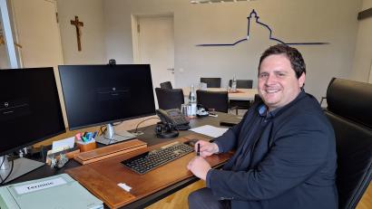 Bild: bl
Florian Reger hat das Büro seines Vorgängers im Pfreimder Rathaus kaum verändert und will Sorge tragen, dass es im Stadtrat auch beim guten Klima bleibt. Der neue Bürgermeister baut auf wohlüberlegte Entscheidungen und hat auch Erfahrung im Krisenmanagement gesammelt.