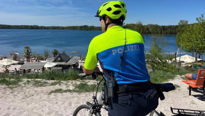 Bild: PI Schwandorf/POK Dirnberger
Eine Fahrradstreife am Murner See: Die Sicherheitsbehörden kündigen auch für diese Badesaison Kontrollen an.