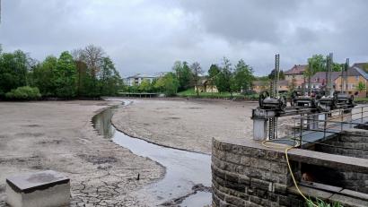 Bild: szl
Der Stadtweiher, sonst das wasserreichste Gewässer der Stadt Kemnath, liegt seit einigen Tagen trocken. Grund sind Sanierungsarbeiten.