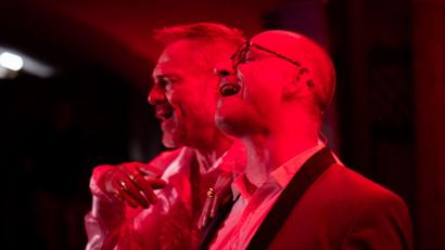 Bild: Florian Wein / OVIGO Theater
Das Musical „Dinner mit Singer“ kommt in Weiherhammer gut an.