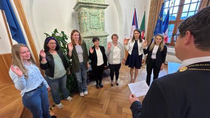 Bild: ck
Bei der Vereidigung der neuen Stadträtinnen in der konstituierenden Sitzung am Donnerstag wird deutlich, dass der Vohenstraußer Stadtrat weiblicher geworden ist, von links: Lisa Vater (Freie Wähler/FW-UW), Katharina Portner (Freie Wähler/FW-UW), Sonja Widiker (Grüne), Monika Zintl (SPD), Martina Rauch (CSU), Franziska Braun (CSU) und Michaela Reger (CSU).
