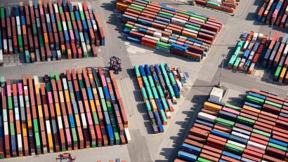 Bild: Daniel Reinhardt/dpa
Die deutschen Exporteure stehen unter Druck - gerade auf dem US-Markt. (Archivbild)