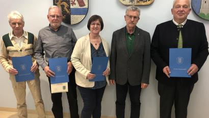 Bild: wro
Abschied aus dem Gemeinerat Fuchsmühl: Rainer Bleistein, Andrea Hecht (Zweiter und Dritte von links) und Markus Troesch (rechts) wirkten 24 Jahre lang im Gremium. Seit Herbst 2025 dabei war Edwin Ulrich (links). Verabschiedet wurden sie von Bürgermeister Wolfgang Braun (Zweiter von rechts.) Es fehlt scheidender Marktrat Phillipp Gerg.