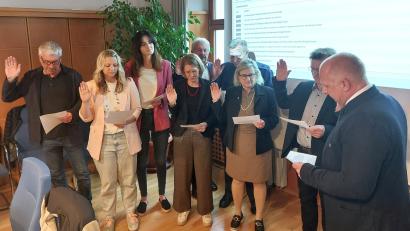 Bild: mfh
Bürgermeister Marcus Eichenmüller vereidigte acht neue Stadträte (von links): Werner Schlosser (Bürgerleiste Holzhammer/Neuersdorf BHN), Susanne Mutzbauer (BHN), Sarah Reiß (SPD), Kerstin Maunz (SPD), Fredi Weiß (CSU), Martin Bergmann (CSU), Monika Epp (CSU), Norbert Schwendner (Christliche Wählerschaft Schaittenbach Umland CWU) und Bürgermeister Marcus Eichenmüller. Der neu gewählte Stadtrat Marco Ruider (CWU) konnte an der Sitzung nicht teilnehmen.