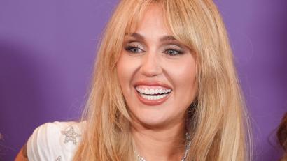 Bild: Chris Pizzello/Invision/AP/dpa
Popstar Miley Cyrus wird in Hollywood verewigt. (Archivbild)