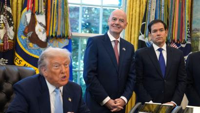 Bild: Evan Vucci/AP/dpa
Bei den Ticketpreisen für die Fußball-WM kommt selbst Donald Trump ins Staunen. (Archivbild)