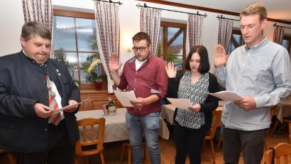 Bild: Norbert Weis
Bürgermeister Dieter Dehling vereidigte in der konstituierenden Sitzung die neuen Gemeinderäte (von links): Florian Pirner (UWG), Lisa Herbst (UWG) und Christoph Margraf (CSU/BV).