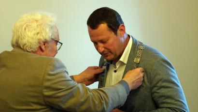 Bild: jma
Richard Waldmann hängt Andreas Reindl die Amtskette um.