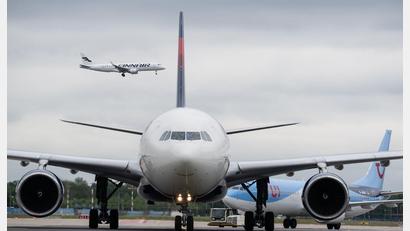 Bild: Boris Roessler/dpa
Hohe Kerosinpreise sind laut EU-Kommission kein außergewöhnlicher Umstand: Fluggäste müssen bei Flugstreichungen entschädigt werden.
