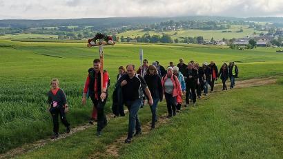 Bild: Georg Hösl
Im Jubiläumsjahr hoffen die Pfreimder Pilger, dass sich weit mehr Teilnehmer für den Pilgerzug nach Amberg finden, als dieses Bild aus dem Jahr 2024 dokumentiert.
