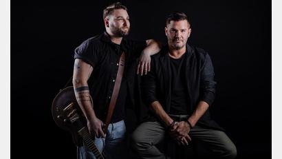 Bild: Felix Bauer/Bruno Bounty Photography
Das Duo Edmund tritt im Schlosspark Schwarzenfeld auf.