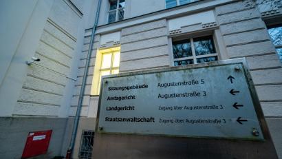 Archivbild: Armin Weigel/dpa
Ob das Amtsgericht Regensburg die Anklage gegen den neuen Tirschenreuther Landrat Hubert Schicker zulässt, ist derzeit noch nicht klar. Für eine Entscheidung darüber liegen dem Gericht noch nicht alle notwendigen Unterlagen vor.