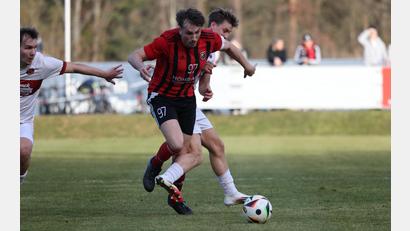 Archivbild: Dieter Jäschke
Ein hartes Stück Arbeit: SC-Stürmer Nico Argauer (rot) steht beim 1. FC Passau am Wochenende im Fokus der niederbayerischen Defensive.