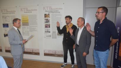 Bild: fz
Bürgermeister Karlheinz Budnik vereidigt Tobias Wachter, Heinrich Popp und Johannes Sperber (von links) als neue Stadträte in der konstituierenden Sitzung im Geozentrum.
