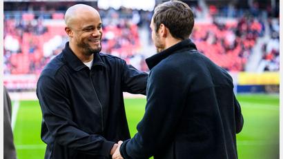 Bild: Tom Weller/dpa
Vincent Kompany freut sich für seinen Freiburger Kollegen über den Einzug ins Europapokalfinale. (Archivbild)