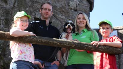 Bild: Konrad Rosner
Carolin Gley (Zweite von rechts) ist gerne mit ihrer Familie unterwegs. Dazu gehören Sohn Cedric (rechts), Tochter Alissa, Ehemann Andrè und Hund Bella (von links).