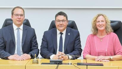 Bild: Nicole Ecker
Bürgermeister Thomas Falter (Mitte) hat mit Sabine Roidl (rechts) und Christian Hutterer (links) zwei neue Stellvertreter an seiner Seite.