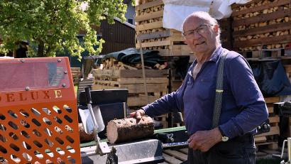 Bild: ubb
Im Alter von 85 Jahren arbeitet Siegfried Walter gern auch noch am Holzspalter. Sich nützlich machen tut ihm weiterhin gut, Stillstand ist nichts für ihn.