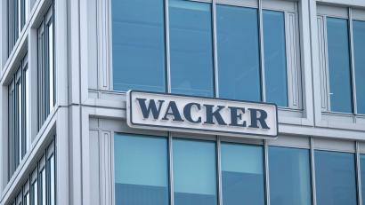 Bild: Peter Kneffel/dpa
Wacker Chemie bekommt die Flaute zu spüren. (Archivbild)