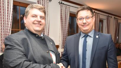 Bild: Norbert Weis
Erster Bürgermeister Dieter Dehling (links) gratulierte Benjamin Hiltl bei der konstituierenden Sitzung zur einstimmigen Wiederwahl. Dies bedeutete gleichzeitig den Start in die neue sechsjährige Amtsperiode des Gemeinderats.
