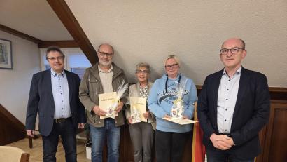 Bild: Gemeinde Georgenberg
Bürgermeister Wolfgang Bock (von links) würdigte die langjährigen Verdienste der ausgeschiedenen Gemeinderatsmitglieder Bernhard Götz, Rita Voit, Stephanie Stahl und Günter Gschwindler.