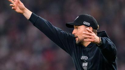 Bild: Tom Weller/dpa
VfB-Trainer Sebastian Hoeneß möchte seine Stuttgarter in die Champions League dirigieren. (Archivbild).